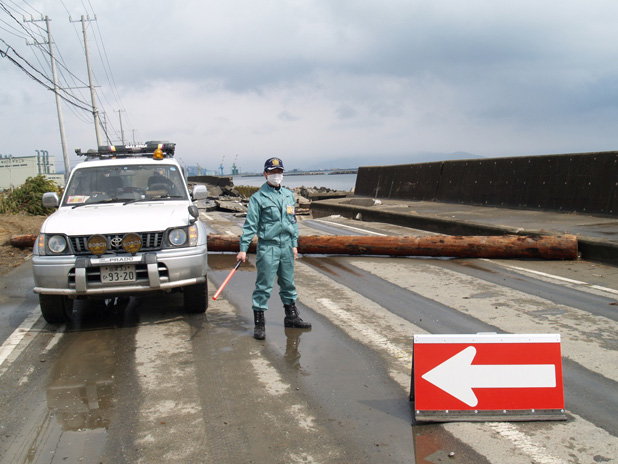 全警協災害支援隊　　堤防決壊による道路損壊で交通誘導する支援隊