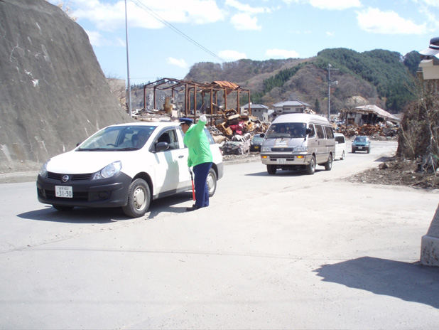 岩手県災害支援隊　　大槌町役場前において交通誘導に当たる支援隊