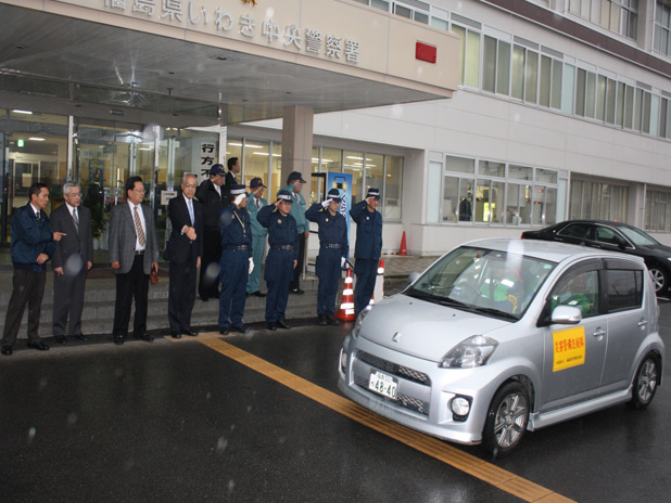 福島県災害支援隊　防犯パトロールに出発する支援隊