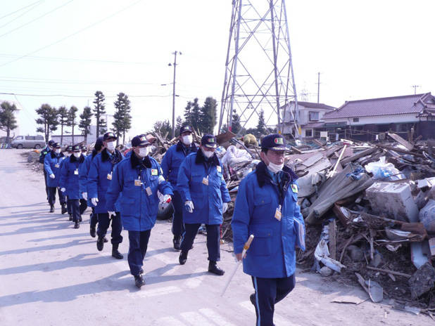 大阪府災害支援隊　　防犯パトロールに当たる支援隊